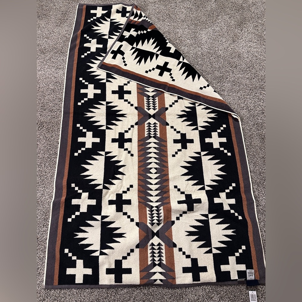 Pendleton 100% cotton oversized towel. NWT! - Picture 2 of 4